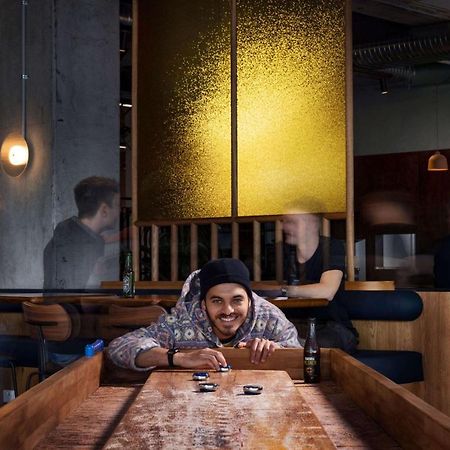 Lylo Auckland Hotel 외부 사진 A sushi chef at work